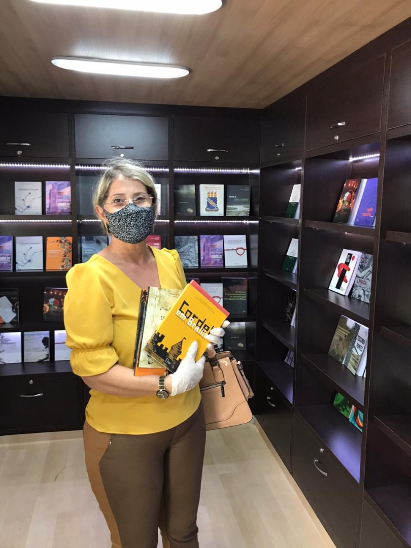 Editora Universit Ria Visita O Cca E Faz Doa Es De Livros Atrav S Da A O Livraria Itinerante